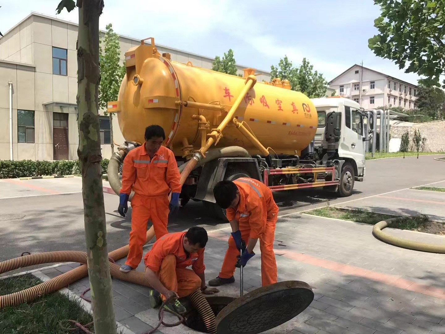 香格里拉化粪池清理与5-8吨吸粪车施工效率分析